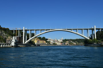 Fototapeta na wymiar old bridges over the river in the city of porto