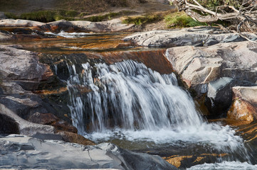 Fototapeta premium El río Manzanares a su paso por La Pedriza en el Parque Natural de la Sierra de Guadarrama. Comunidad de Madrid. España