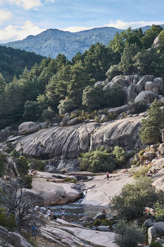 Gente bañándose en La Charca Verde de La Pedriza en el Parque Natural de la Sierra de Guadarrama. Comunidad de Madrid. España