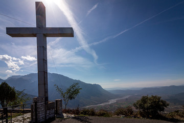 Gipfelkreuz vor blauem Himmel im Pindos-Gebirge - 295937158