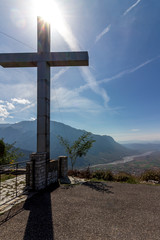 Gipfelkreuz vor blauem Himmel im Pindos-Gebirge - 295937173
