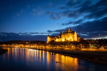 Altstadt Meißen mit Albrechtsburg an der Elbe bei Nacht