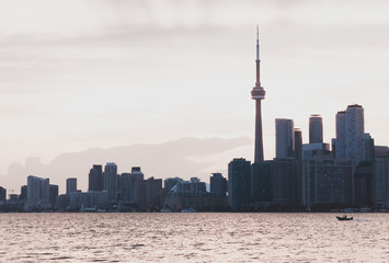 Obraz premium Paisaje de la ciudad de Toronto desde el lago al atardecer