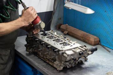 Lapping valves in the engine head