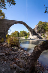 Steinbogenbrücke in Konitsa, Griechenland - 295942563