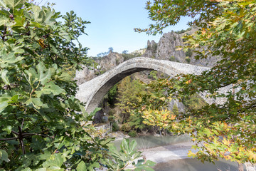 Steinbogenbrücke in Konitsa, Griechenland - 295942741