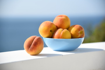 Персики в голубой тарелке на фоне моря,  38 / 10000 АНГЛИЙСКИЙ Перевести вGoogleBing Peaches in a blue dish on the background of the sea