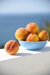 Персики в голубой тарелке на фоне моря,  38 / 10000 АНГЛИЙСКИЙ Перевести вGoogleBing Peaches in a blue dish on the background of the sea