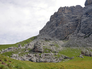 le belle montagne dolomitiche in estate, tra vallate verdi e rocce