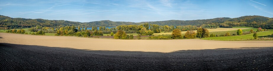 Panorama des Vulkan-Kraters des Laacher Sees © heiwa