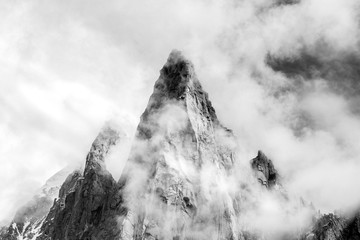 Aiguilles et pitons dans les Alpes Françaises