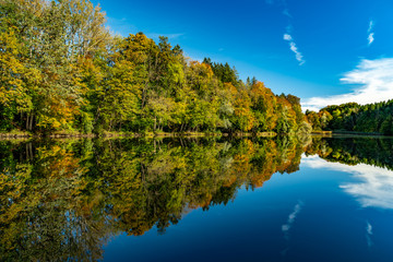 Spiegelung des Herbstwaldes im Thanninger Weiher