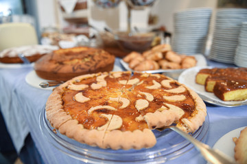 buffet della colazione con dolci e frutta
