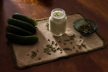 Licuado verde de pepino menta y semillas de zapallo con iluminacion oscura