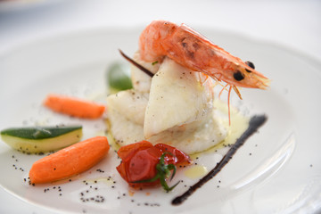 portata a base di pesce e gamberetti