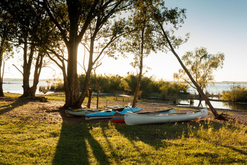 Kayak y canoas en la costa del lago al amanecer.