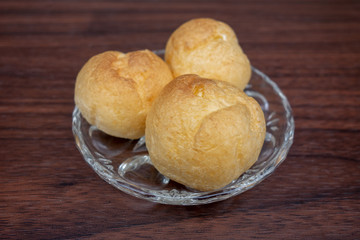 ガラスの器の中の小さなシュークリーム