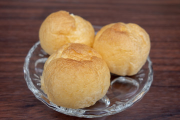 ガラスの器の中の小さなシュークリーム