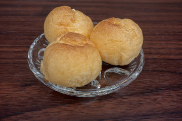 ガラスの器の中の小さなシュークリーム