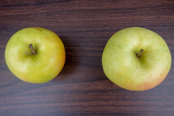 木製のテーブルの上の青森産のリンゴ