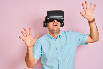 Naklejka premium Young plus size man playing virtual reality game using goggles