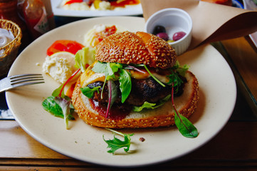 野菜たっぷりのハンバーガー