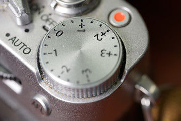 カメラ　露出補正ダイヤル