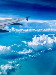 Fototapeta premium wing of an airplane flying above the clouds