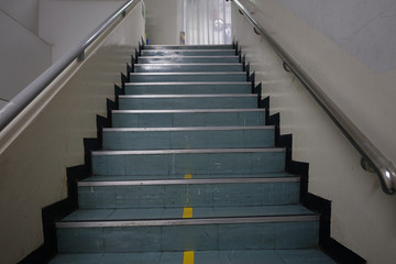 Fototapeta premium Schody w budynku. tło czarne.