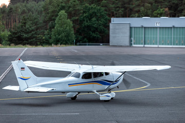 Kleinflugzeug auf einem Flugplatz
