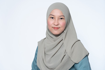 Naklejka premium Beautiful muslim woman posing and smiling.