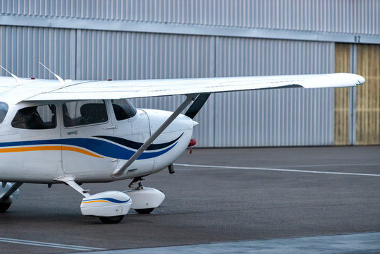 Kleinflugzeug auf einem Flugplatz