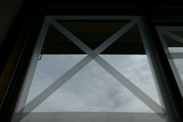 養生テープで補強された窓ガラス