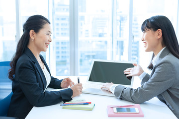 Fototapeta premium 打ち合わせをするビジネスウーマン