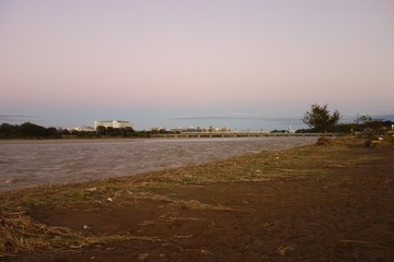 多摩川の鉄橋を通過する京王線