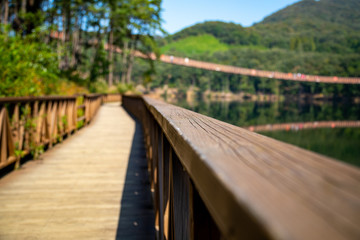 Obraz premium Lakeside promenade surrounded by fence