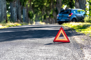 Autopanne auf einer Landstraße