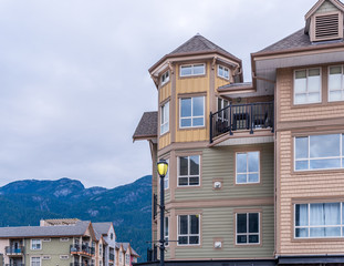 The top of an apartment building with nice windows.