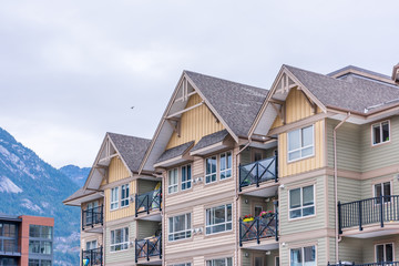 The top of an apartment building with nice windows.