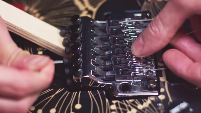 Fixing guitar strings on guitar bridge