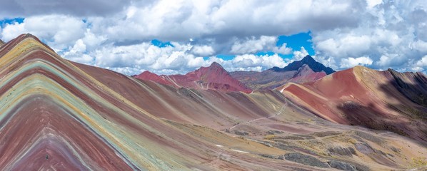 Landschaftsaufnahme der schönen und farbenfrohen Regenbogenberge in Peru