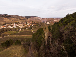 Naklejka premium Vue aérienne du village Auxey-Duresses. Un village bourguignon. Un village de Bourgogne en hiver.