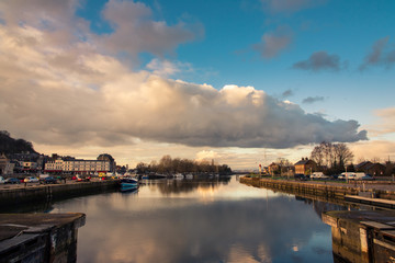 Fototapeta na wymiar Honfleur reflet de nuages et coucher de soleil sur le port