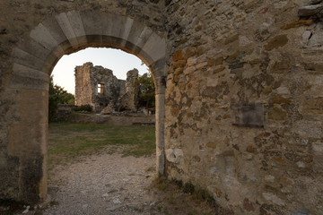 Fototapeta na wymiar Ruins of the medieval castle of Rochefort in Valdaine in Drôme provençale.