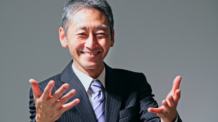 演説する中高年男性
