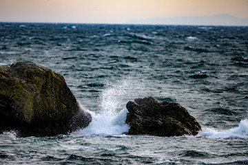 岩にぶつかる波飛沫
