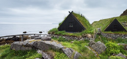 Horizontal shot of beautiful cabins on the shore near the sea in Iceland during daytime © Roger Harrison/Wirestock
