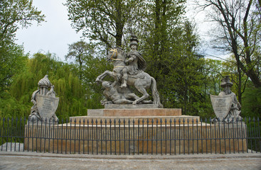 Obraz premium The Jan Sobieski statue in Lazienki Park. Monument of Sobieski in Warsaw. Poland.