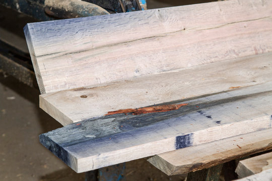 Planches de bois avec &eacute;clats d'obus de la guerre