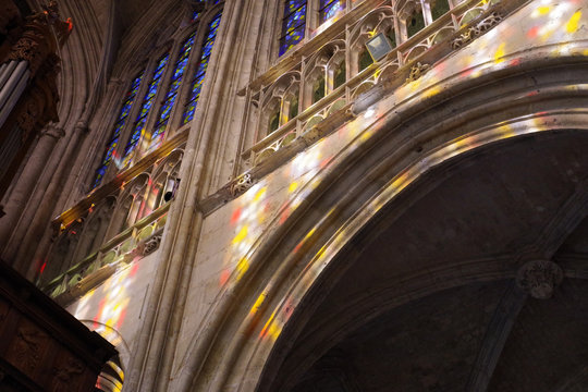 Jeux de lumi&egrave;res &agrave; l'int&eacute;rieur d'une &eacute;glise - 1
